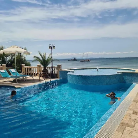 Beachfront In Aureliya Апартаменты